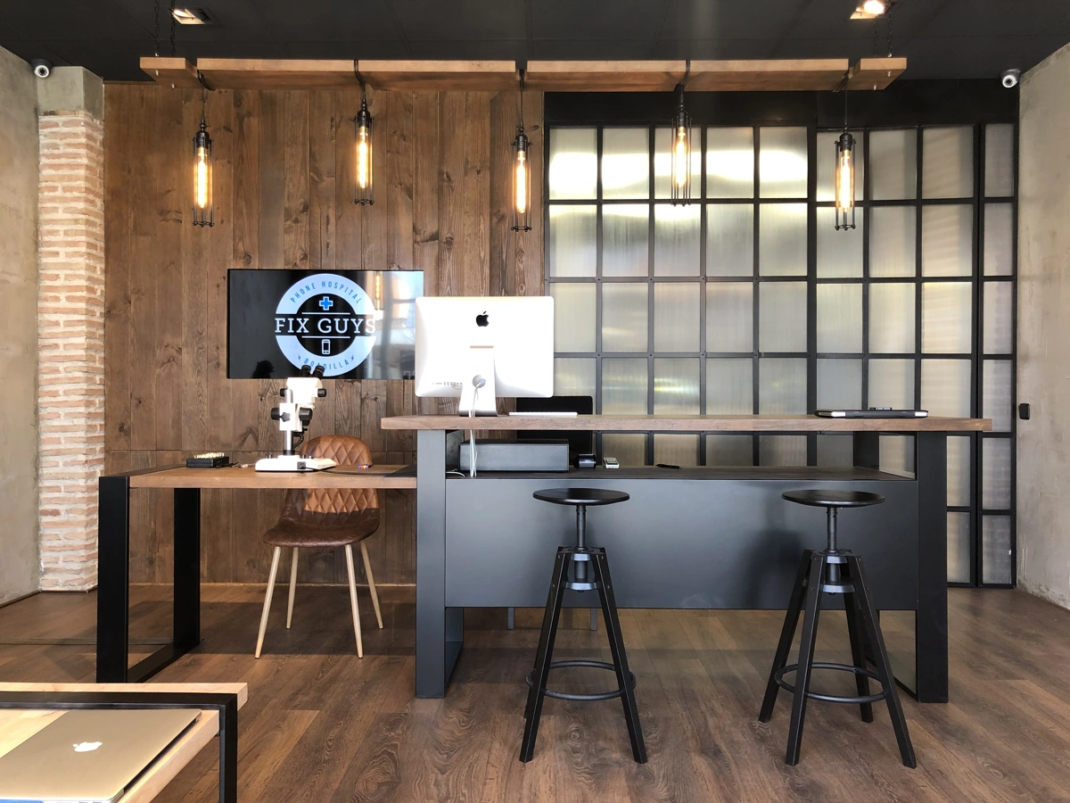 Interior real del centro FIX GUYS en Boadilla del Monte, con mostrador y cristalera