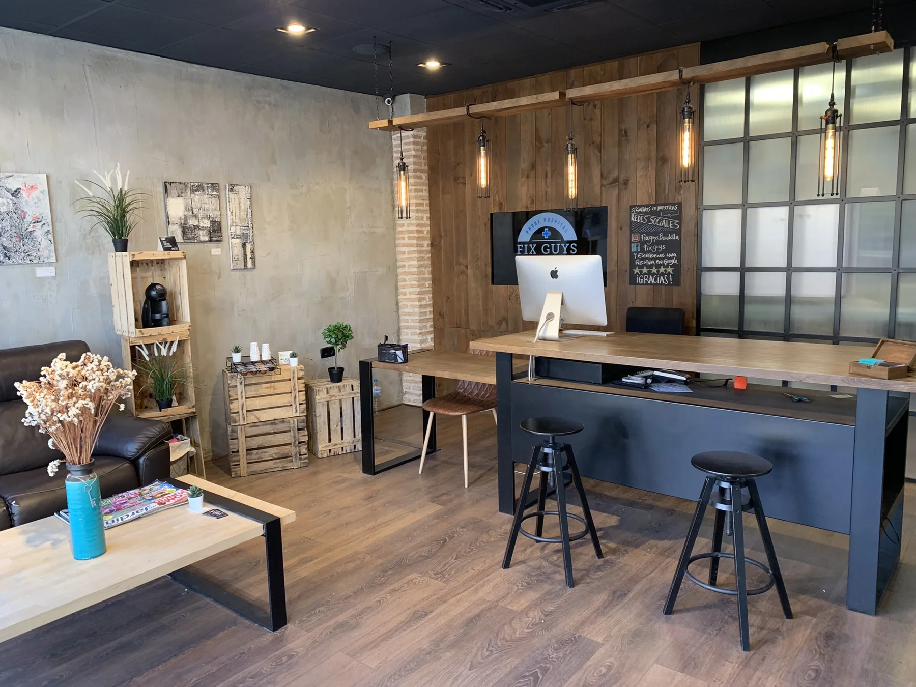 Interior real del taller FIX GUYS, con mostrador de madera y cristalera